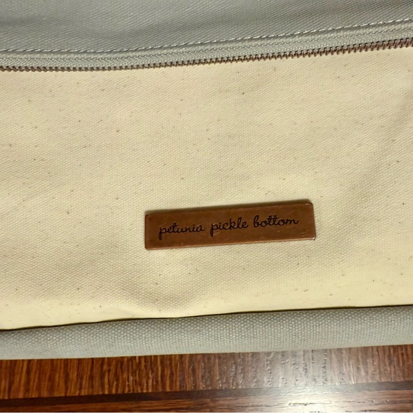 Petunia Pickle Bottom crossover diaper clutch - Picture 4 of 10